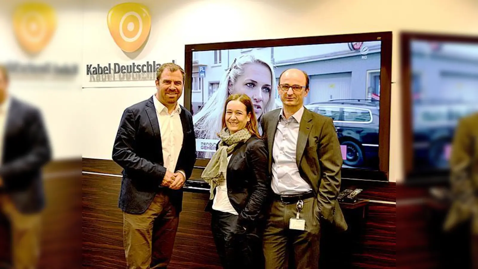 Florian Hahn MdB (v. l.) mit Dr. Annette Schumacher und Dr. Christoph Clément am Firmensitz von Kabel Deutschland in Unterföhring.	  (Foto: S. Burgmaier)