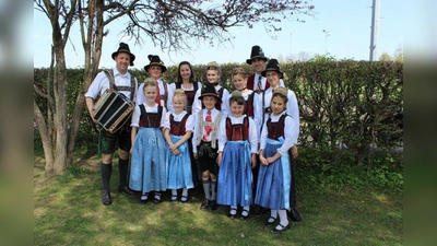 Gute Plätze „erplattelten“ sich die  Kinder und Jugendlichen des Heimat- und Trachtenvereins. (Foto: HuT)