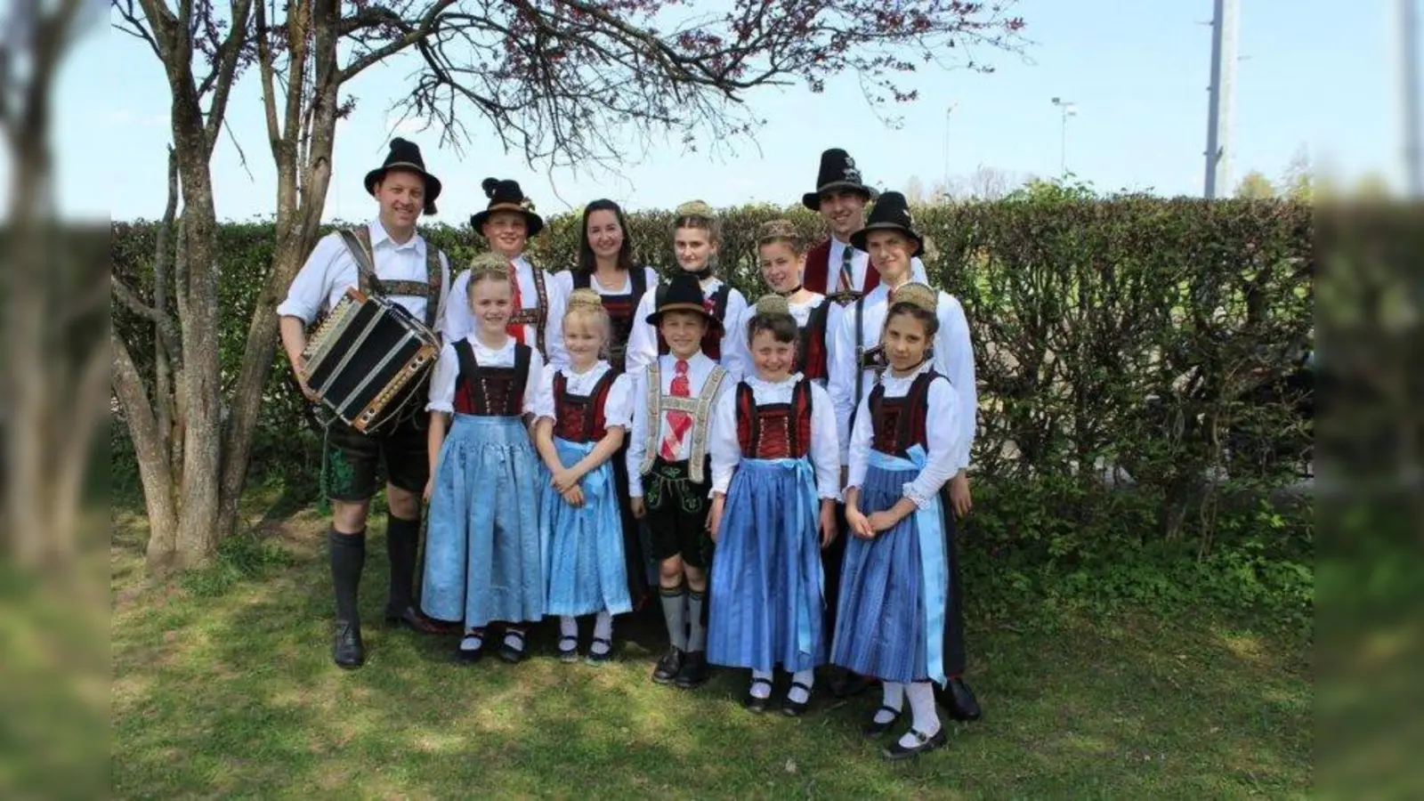Gute Plätze „erplattelten“ sich die  Kinder und Jugendlichen des Heimat- und Trachtenvereins. (Foto: HuT)