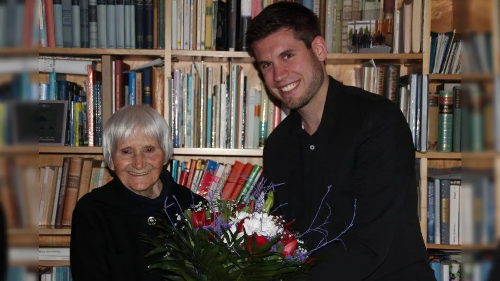 SPD-Bundestagskandidat Christian Winklmeier aus Gilching gratuliert dem ältesten Neumitglied Anna Maria Kraiss zum Eintritt und gleichzeitig zum 90. Geburtstag. (Foto: Winklmeier)