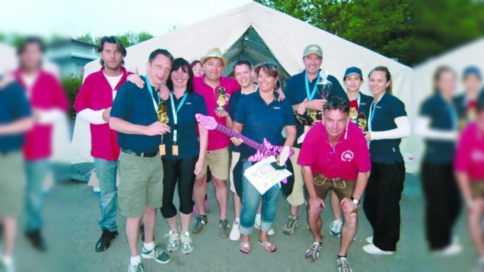 Die Sieger der Radl-Rallye, die „Down-Town-Racers”, mit den Veranstaltern Thomas Drittenpreis (l.), Alfred Gleixner (4.v.l.) und Werner Weiss (vorne r.). (Foto: pi)