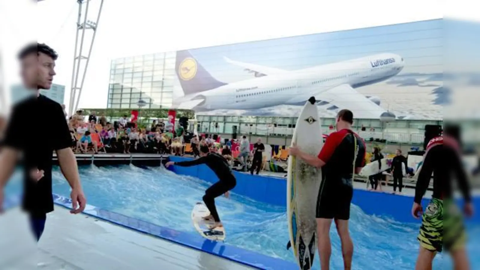 Der Sprung vom Beckenrand mit dem Surfbrett in die Welle ist nur etwas für Könner  für die Anfänger wird auch an diesem Wochenende noch eine Haltestange quer montiert.  (Foto: bb)