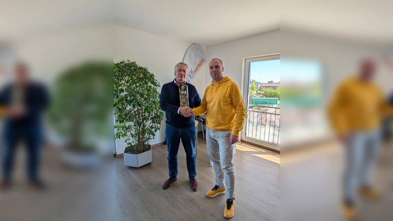 Herzlich willkommen im Erdweger Gewerbeverein: Klaus Herb (li) ist neues Mitglied im Netzwerk. (Foto: coe)