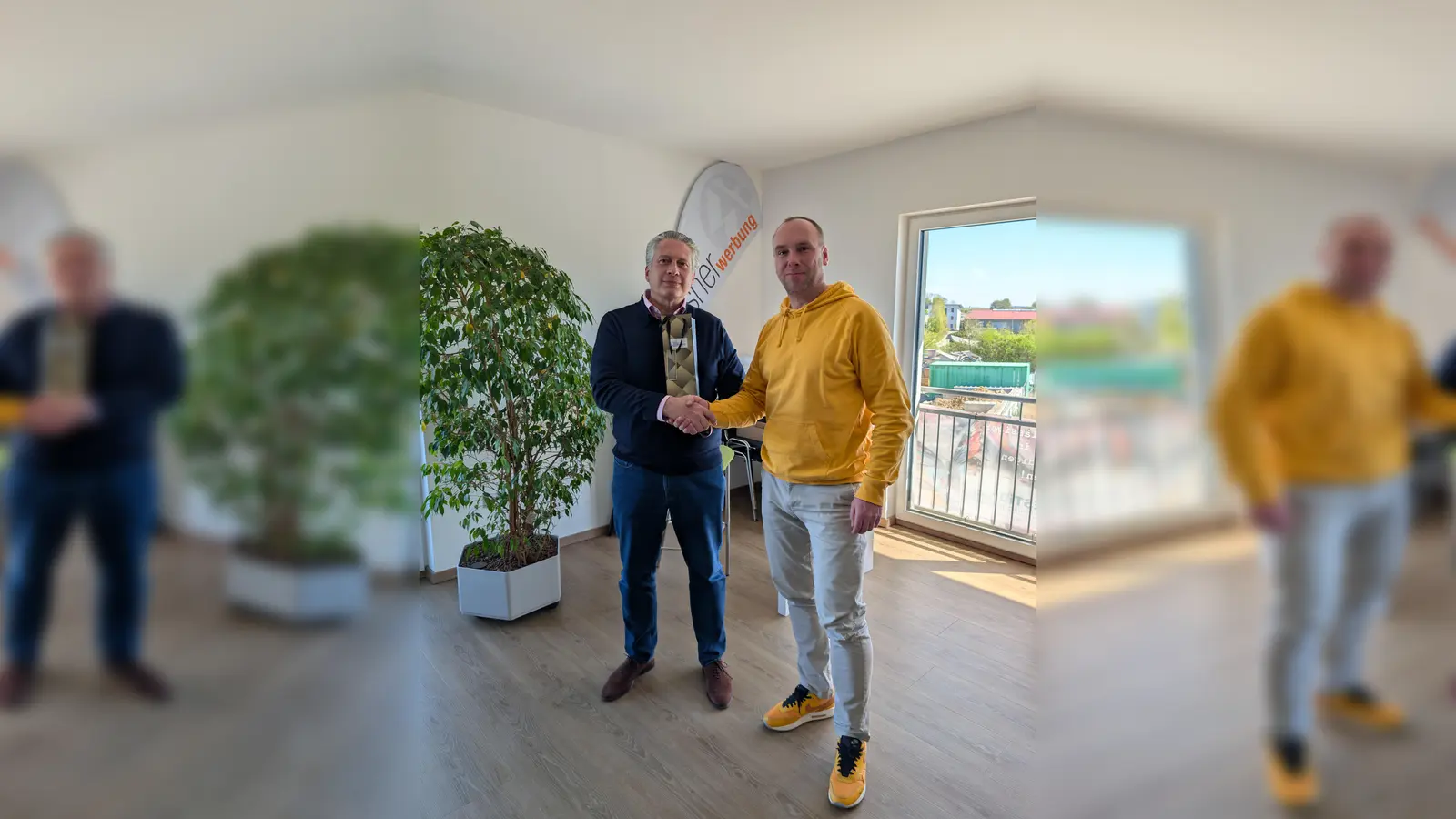 Herzlich willkommen im Erdweger Gewerbeverein: Klaus Herb (li) ist neues Mitglied im Netzwerk. (Foto: coe)