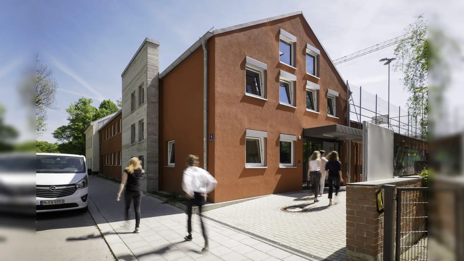 Mehr Platz für Jugendkultur: Der generalsanierte Jugendtreff am Biederstein bietet jetzt neue Tanzräume, ein Musikstudio, einen Bandübungsraum und ein „Office für Jugendliche“. Dieses nutzen die Besucherinnen und Besucher schon jetzt intensiv, um sich für die Schule oder das Studium fit zu machen (Foto: KJR)