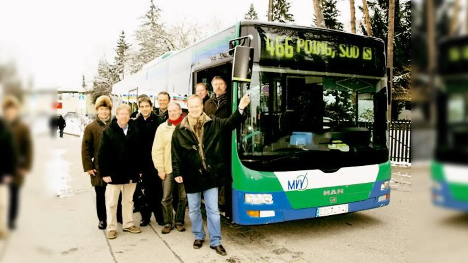 Vertreter des MVV, der Agenda 21 Vaterstetten sowie Bürgermeister Robert Niedergesäß bei der Jungfernfahrt der Linie 466.   (Foto: Ederer)