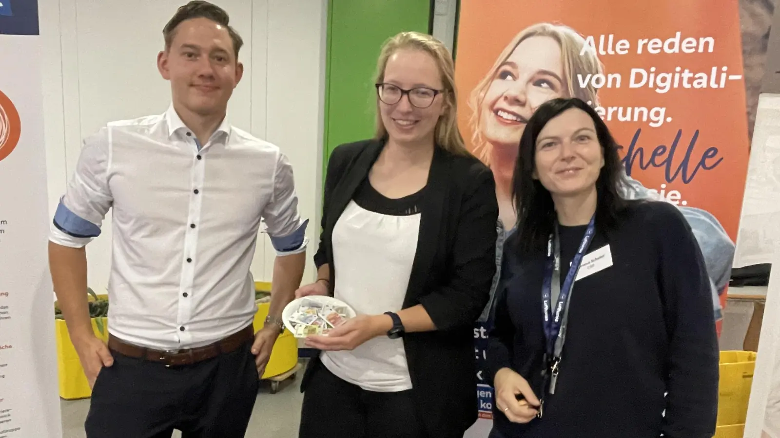 Elternbeirätin Coriena Scheler (re.) mit Bank-Azubi Dominik Liebenwein (li.) und Kristina Gerling, Beauftragte für Azubis bei der Volksbank/Raiffeisenbank. (Foto: pst)