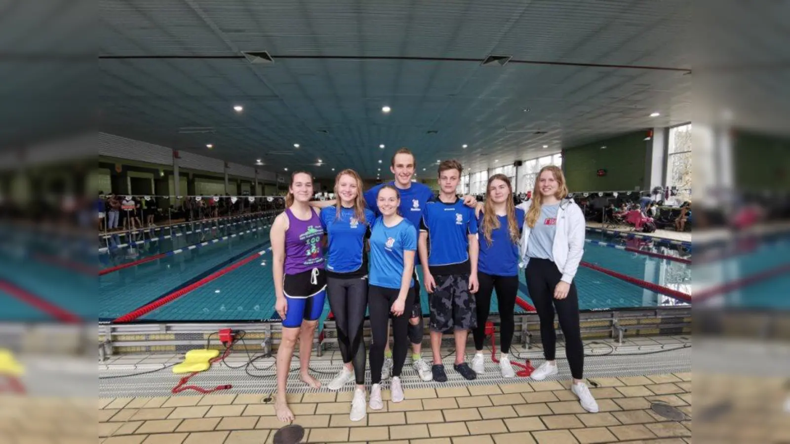 Die Germeringer Schwimmasse Claudia Dobmeier (von links), Leni Roim, Alessia Tammaro, Matthias Rips, Niklas Fink, Laura Obermayer, Emily Gallow freuten sich über die guten Ergebnisse, die sie in Bayreuth erzielen konnten. (Foto: SSG Neptung Germering)