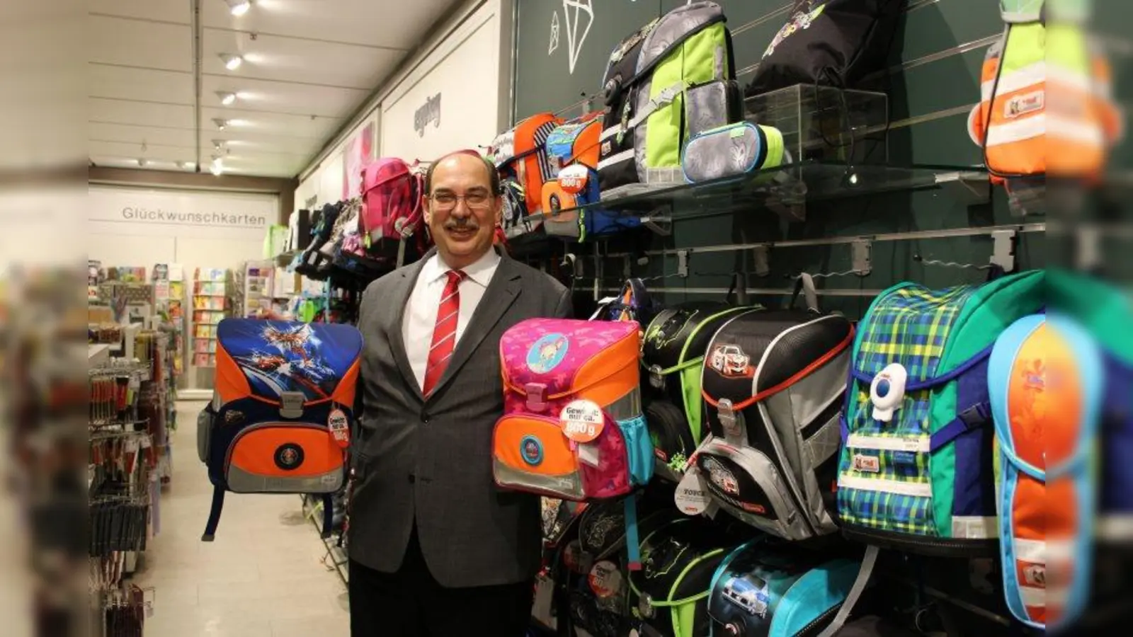 Kompetenter Ansprechpartner: Walter Proksch, Abteilungsleiter in der Galeria Kaufhof am Rotkreuzplatz, steht Kunden nicht nur während der Schulranzenmesse am 17. und 18. März beratend zur Seite. (Foto: sb)