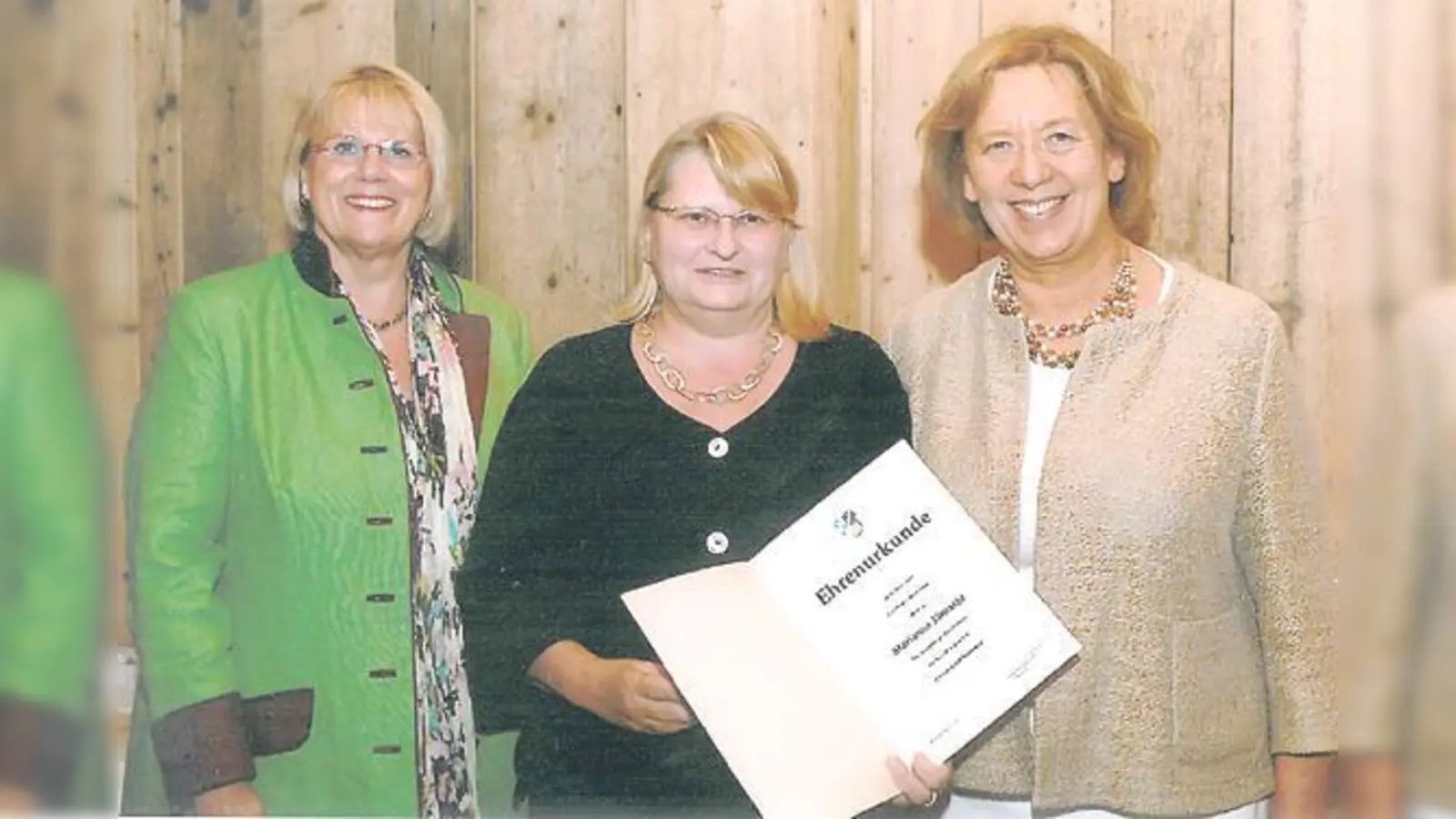 Garchings Erste Bürgermeisterin Hannelore Gabor, Marianne Jäntschi und Landrätin Johanna Rumschöttel.  	 (Foto: VA)