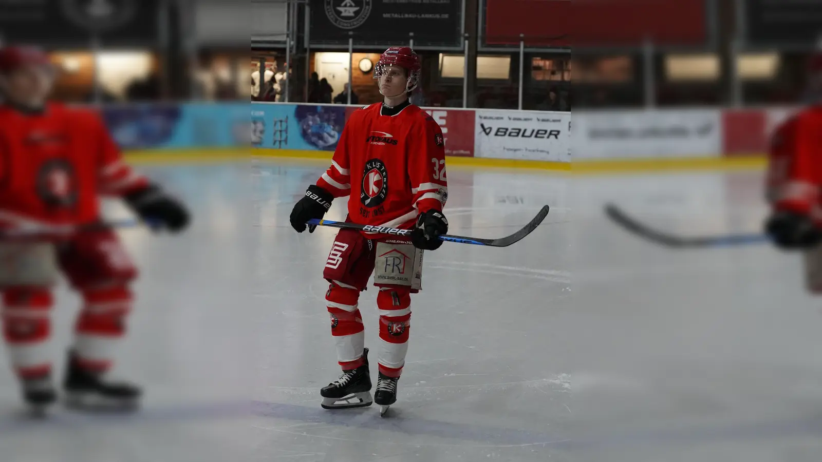 Jung-Stürmer Justi Späth, der im Heimspiel des EHC Klostersee gegen die Dingolfing Isar Rats erstmals das rot-weiße EHC-Trikot trug. (Foto: smg)