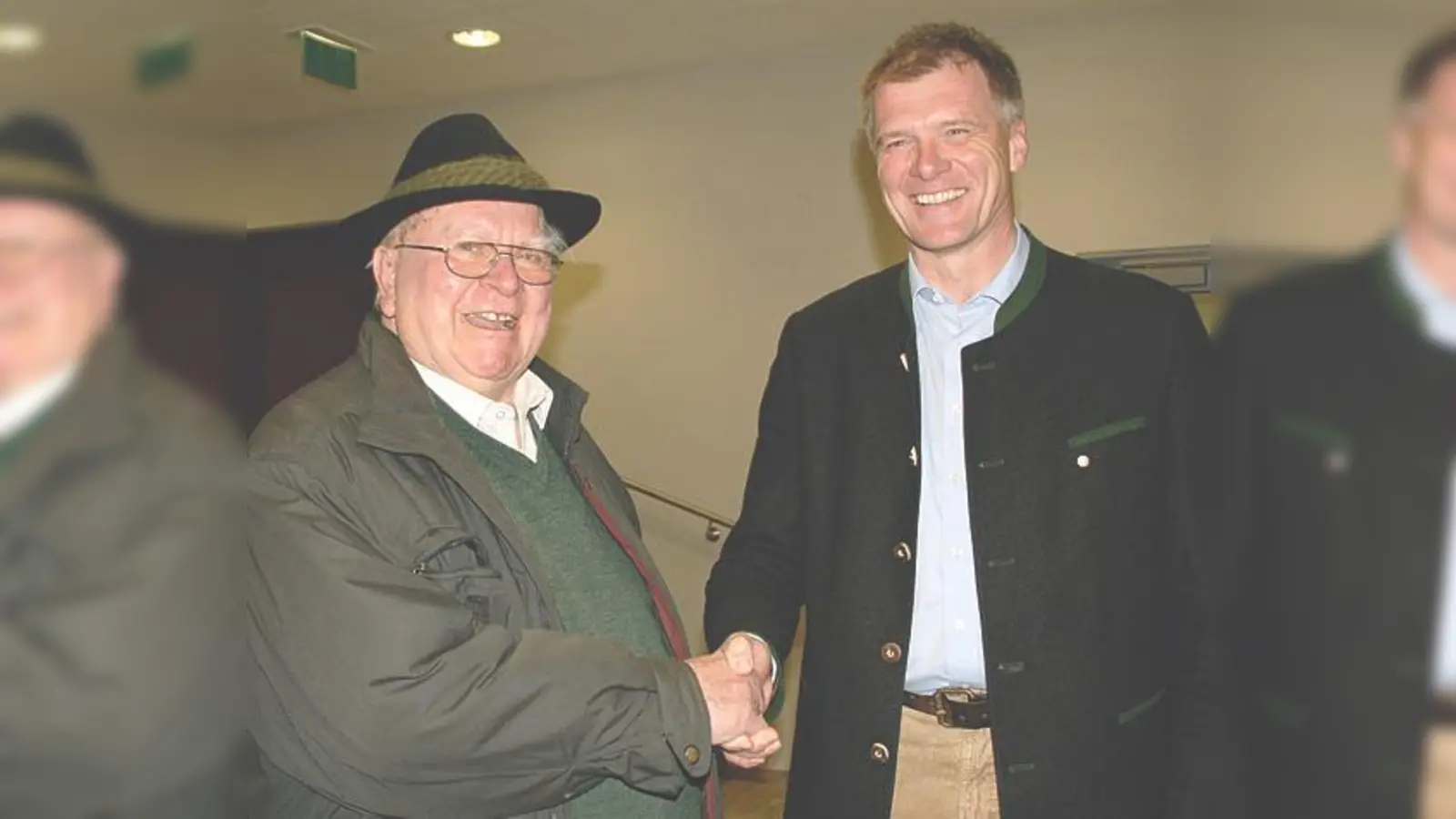 Stolz gratulierte Vater Magnus Schelle seinem Sohn Stefan zum Wahlsieg. 	 (Foto: hw)