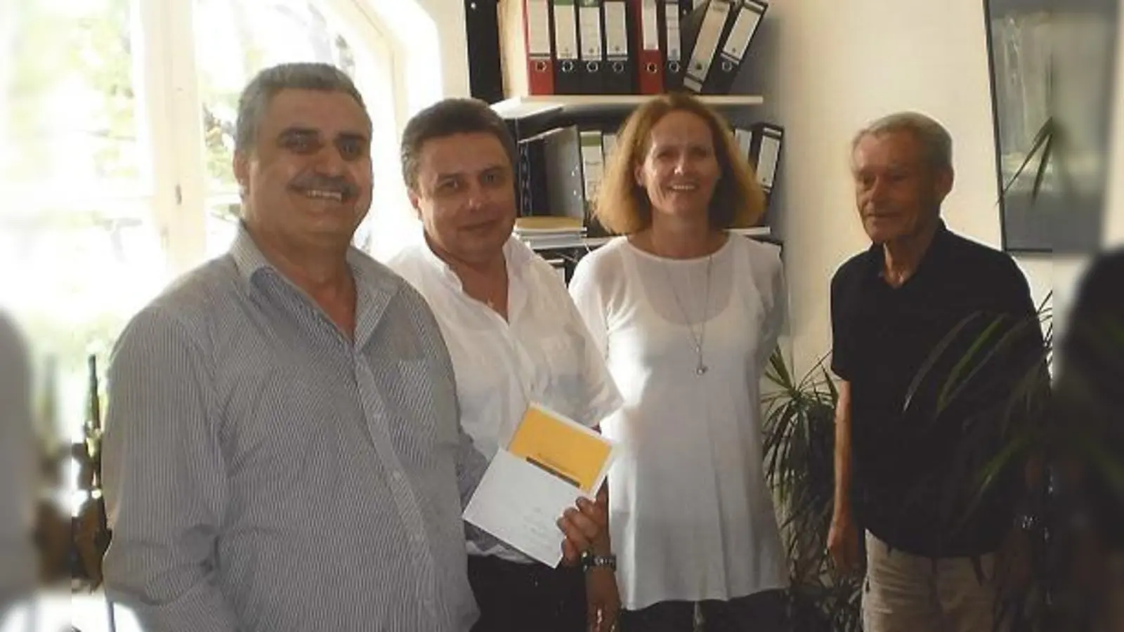 Mesner T. Yakoub (Überbringer der Spenden), Pfarrer M. Baginski, Kirchenmusikerin E. Waas und Kirchenpfleger C. Gaberdan (von links) freuen sich über die Unterstützung. (Foto: pr)