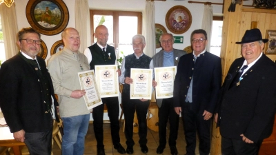 Die Geehrten eingerahmt von den Honoratioren:( v.i.n.re): Manfred Bradler, Christian Moser Stefan Pfaffenstaller, Josef Bauer-Eberhart, Josef Kraus, Bürgermeister Roland Frick und Vorsitzender Franz Röckenschuß. (Foto: Georg Rittler)