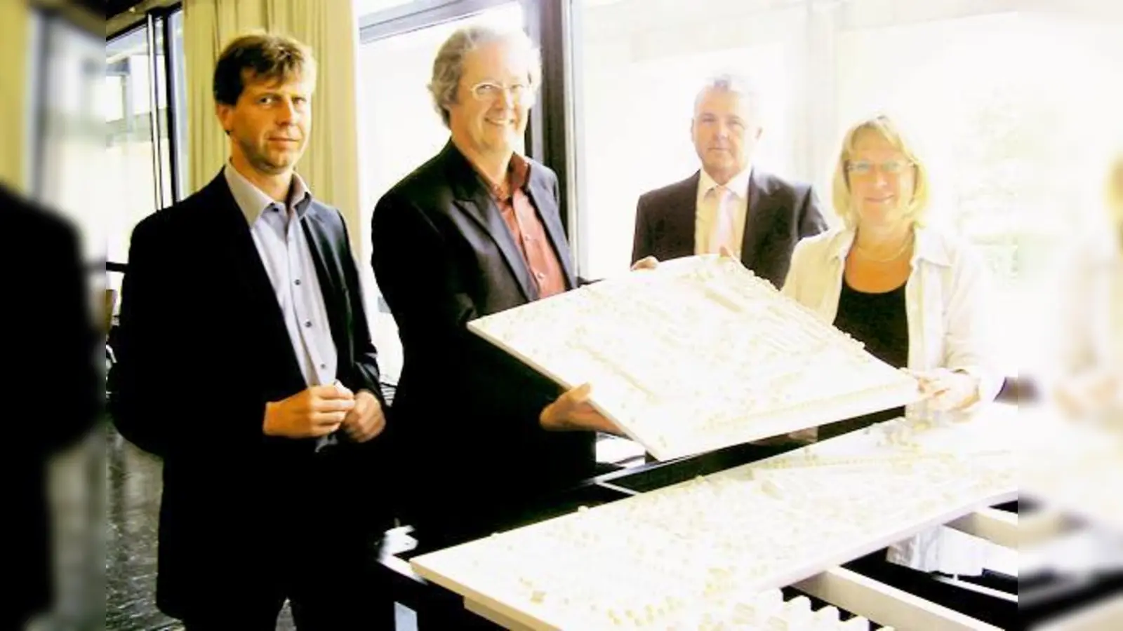 Die neuen Planungen zur einstigen Prinz-Eugen-Kaserne, vorgestellt von Herman Salm, Rudolf Saller, Albert Blaumoser und Angelika Pilz-Strasser (v.li).	 (Foto: js)