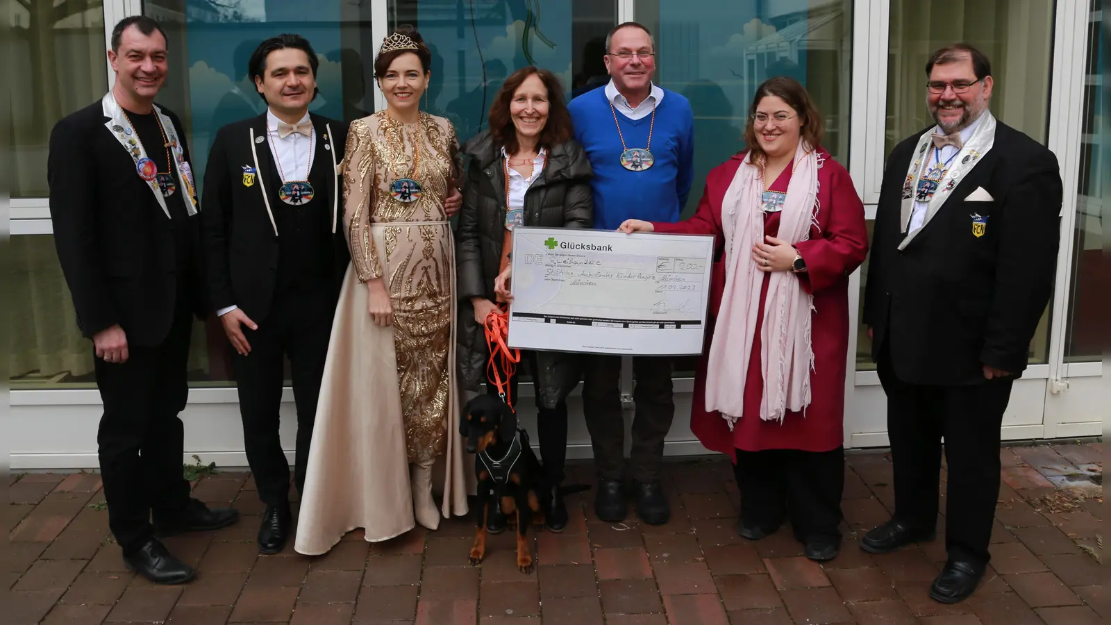 Spendenübergabe: v.l. Josef Kreithmeier (Präsident FCN), Erol I und Ludmilla I (Faschingsprinzenpaar Neuhausen), Christine und Florian Bronner (Stifterehepaar Stiftung Ambulantes Kinderhospiz München), Franziska Velte (Kuratoriumsmitglied der Stiftung AKM) und Andreas Bergtold (Hofmarschall FCN). (Foto: AKM)