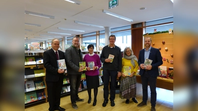 V. l. nach r.: Christian Mörtel, Erster Bürgermeister Alexander Greulich, Dritte Bürgermeisterin Luise Stangl, Pastoralreferent Uli Hofmann, Rektorin Sabine Höfner und Abteilungsleiter Christian Freund. (Foto: Gemeindebibliothek Ismaning)