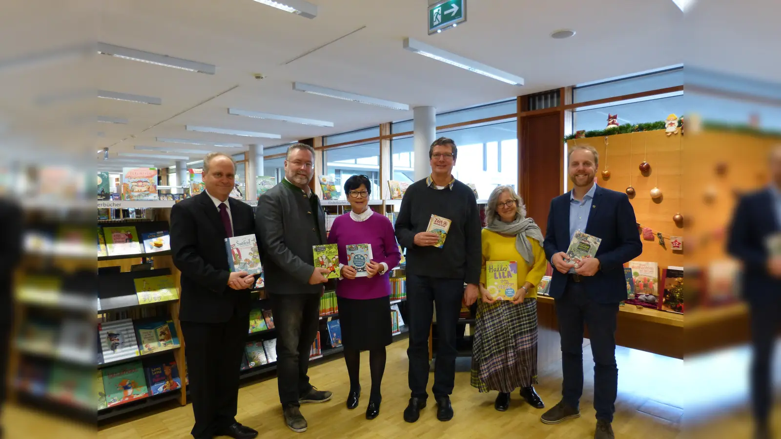 V. l. nach r.: Christian Mörtel, Erster Bürgermeister Alexander Greulich, Dritte Bürgermeisterin Luise Stangl, Pastoralreferent Uli Hofmann, Rektorin Sabine Höfner und Abteilungsleiter Christian Freund. (Foto: Gemeindebibliothek Ismaning)