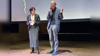 Der Seefelder Drehbuchautor Gert Heidenreich und Brigitte Weiß, Vorsitzende des Vereins „Unser Dorf” bei der Filmmatinee im Pfarrstadl. (Foto: pst)