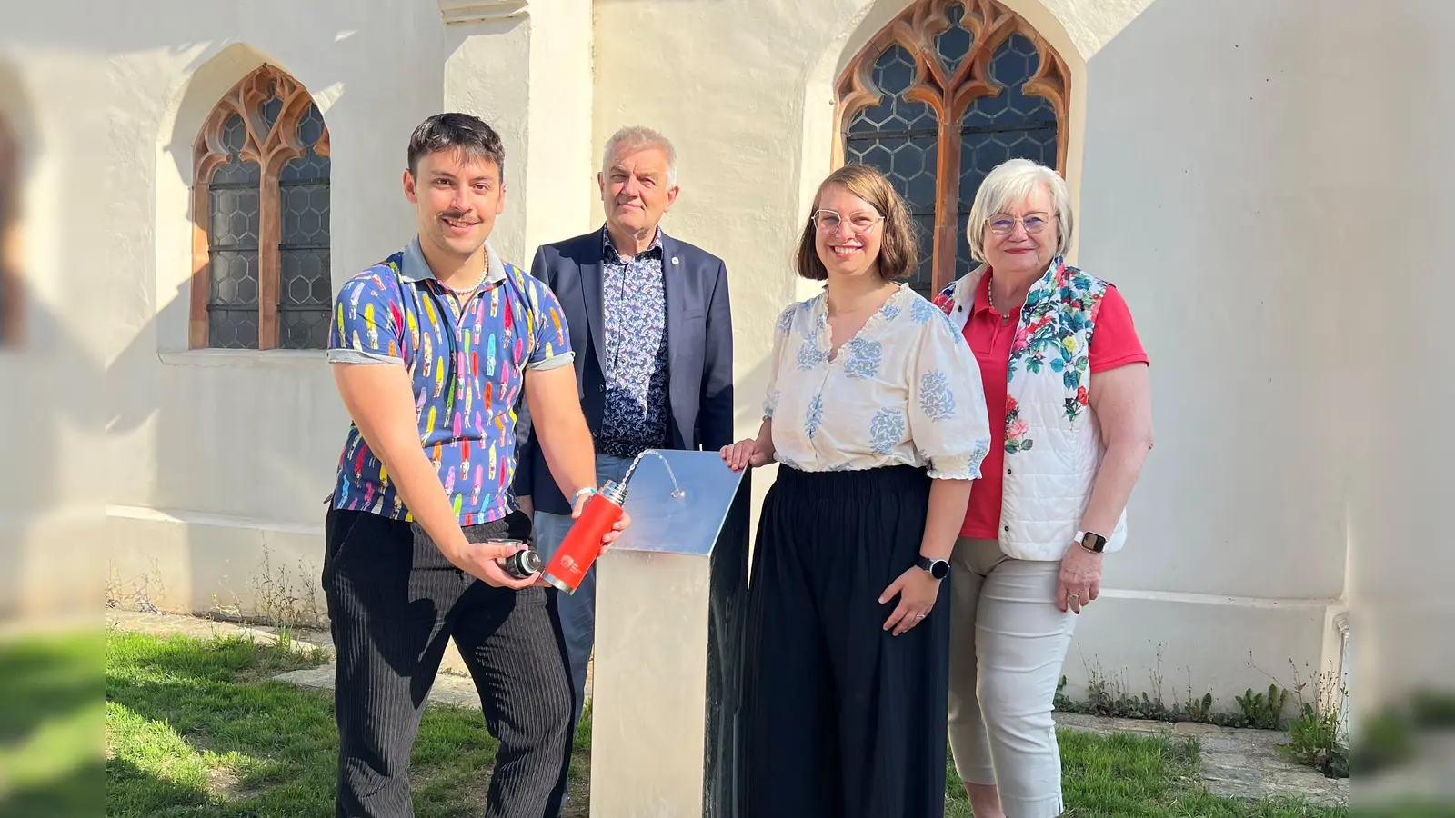 Der erste Schluck aus den neuen Trinkwasserbrunnen schmeckte BM Josef Dollinger köstlich. (Foto: Stadt Moosburg)