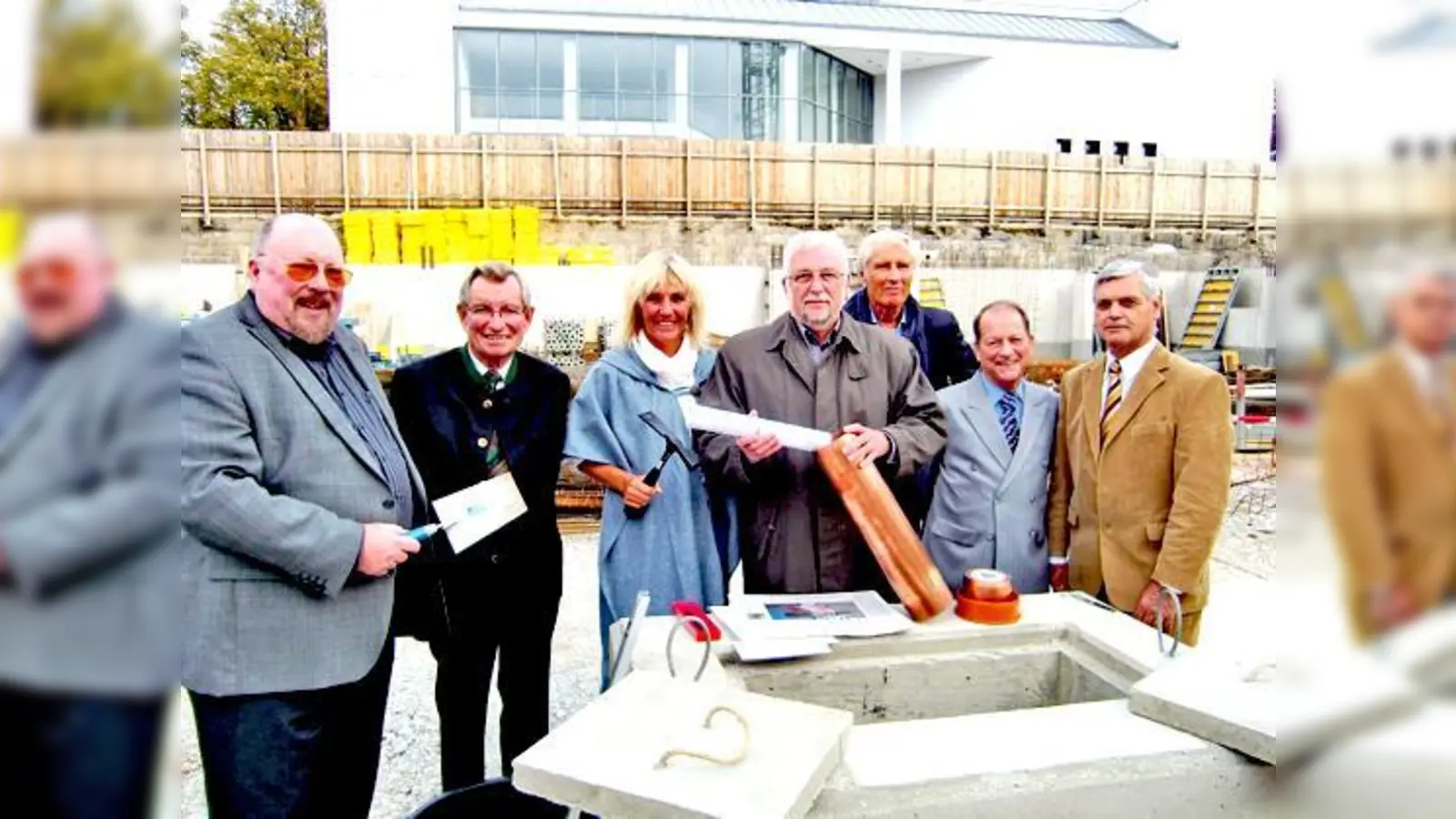 Bürgermeister Helmut Dworzak (Mitte) versenkte Urkunde, Baupläne, Münzen und eine Liste der Gemeinderäte im Fundament des neuen Poststadls. 	 (Foto: ikb)
