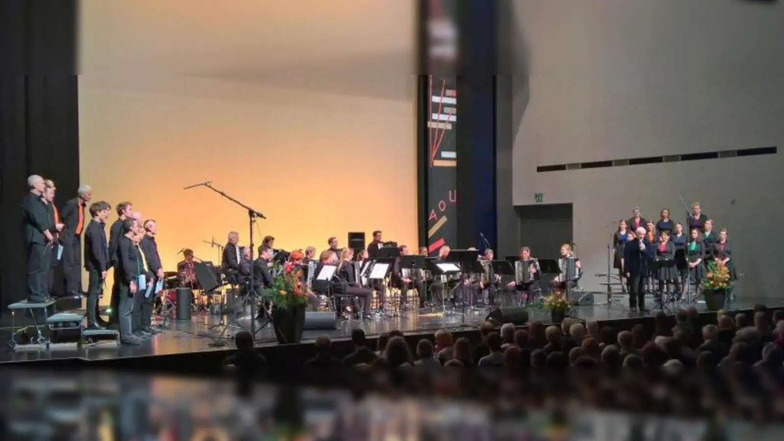 Das Akkordeonorchester Unterpfaffenhofen zeigte bei seinem traditionellen Konzert im letzten Teil des Jahres unter dem diesjährigen Motto „In die neue Welt“ wieder die breite Palette seines Könnens im gut gefüllten Orlandosaal der Germeringer Stadthalle. (Foto: Akkordeonorchester)