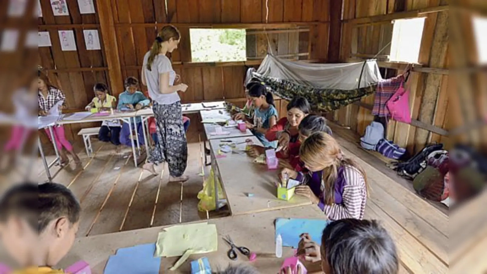 Ein typisches Klassenzimmer in der Dorfschule im Nordosten von Kambodscha. Die Schülerin Anna Wittig (16) bastelt hier mit den Schulkindern. 	 (Foto: Privat)