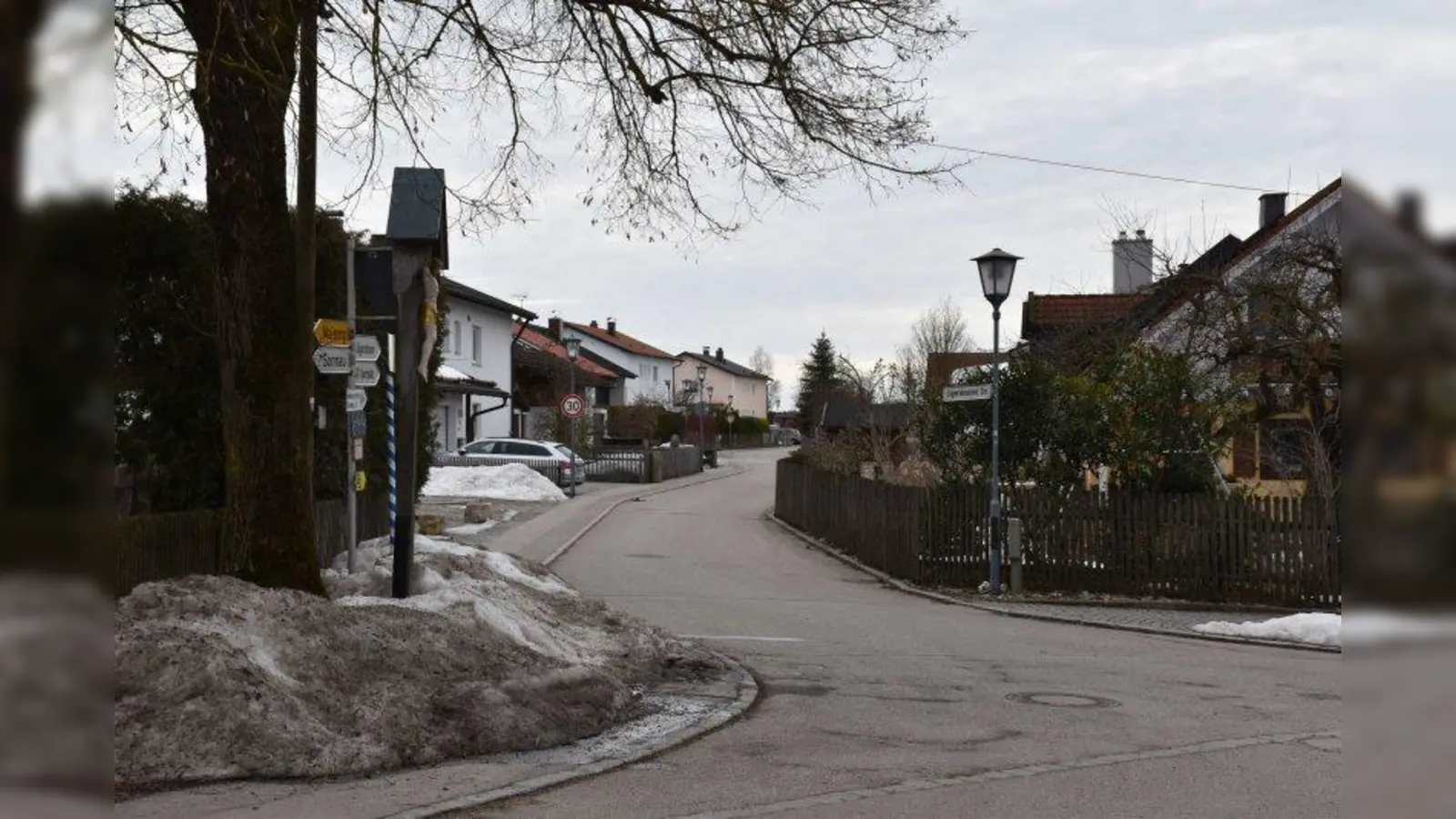 An der Einmündung der Jägersbrunner in die Pöckinger Straße soll ein Zebrastreifen für mehr Sicherheit sorgen. Eventuell wird das Marterl versetzt, damit die Kreuzung übersichtlicher wird. (Foto: Hauck)