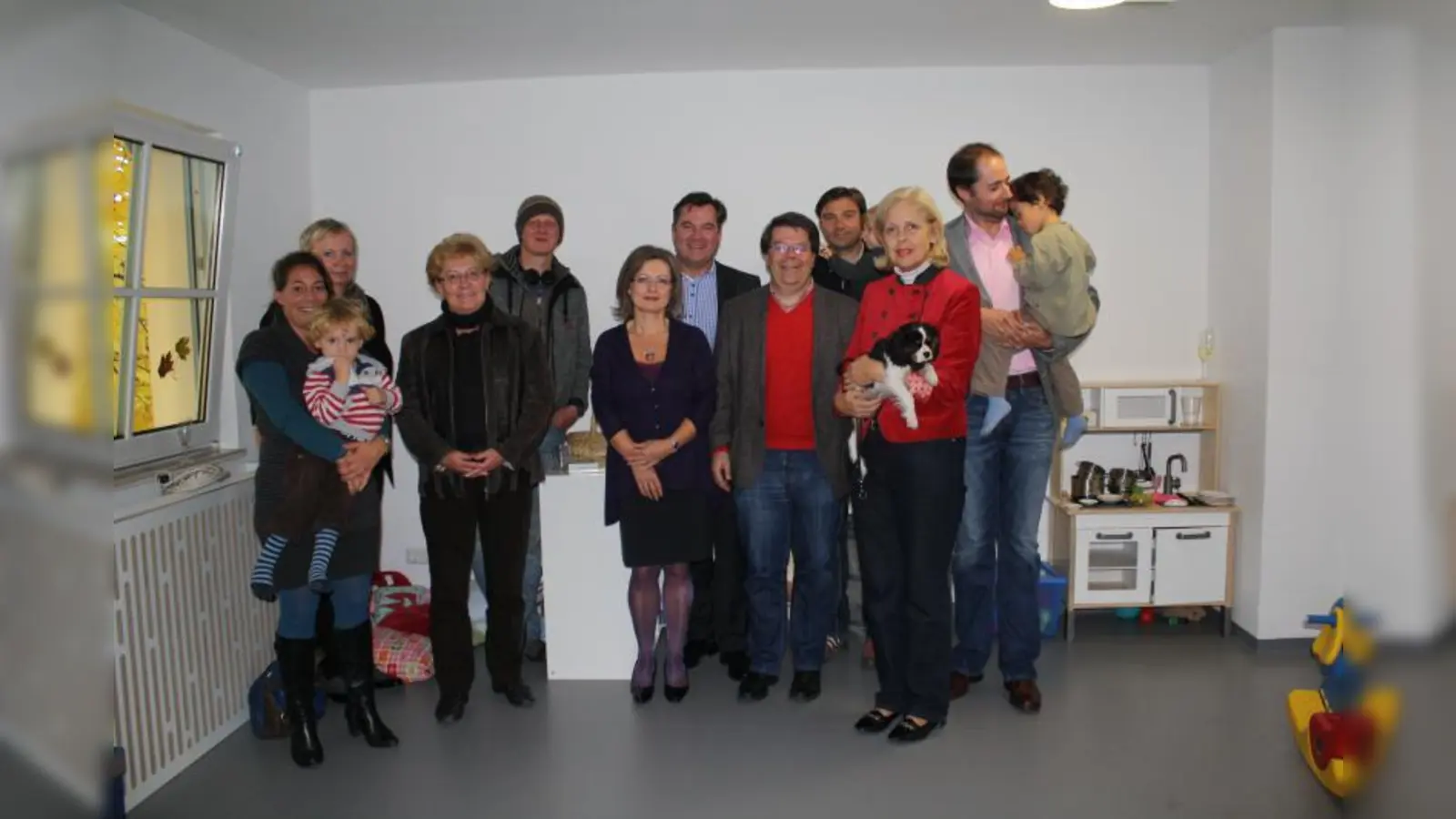 Mara Del Campo (Mitbegründerin Hirschgarten Zwerge e.V.), Marianne Kreibich (BA 9), Ingeborg Staudenmeyer (Vorsitzende BA 9), Backstage-Betreiber Hans-Georg Stocker, Josefine Martin (KKT), Stadtrat Josef Schmid, Wolfgang Schwirz (BA 9) , Thomas Neuberger (Kinderbeauftragter BA 9), Stadträtin Elisabeth Schmucker und Nikolaus Hoenning (1. Vorsitzender Hirschgarten Zwerge e.V.) bei der Einweihung der Räumlichkeiten in der Wotanstraße (v.l.). (Foto: sb)