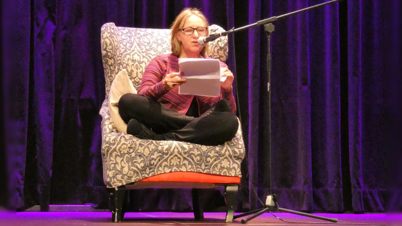 Auch mal ganz gemütlich kann es bei einer Poetry-Show werden: Hier hier hat es sich Marina Pahr in einem Lehnstuhl bequem gemacht.  (Foto: © Martina Pahr)