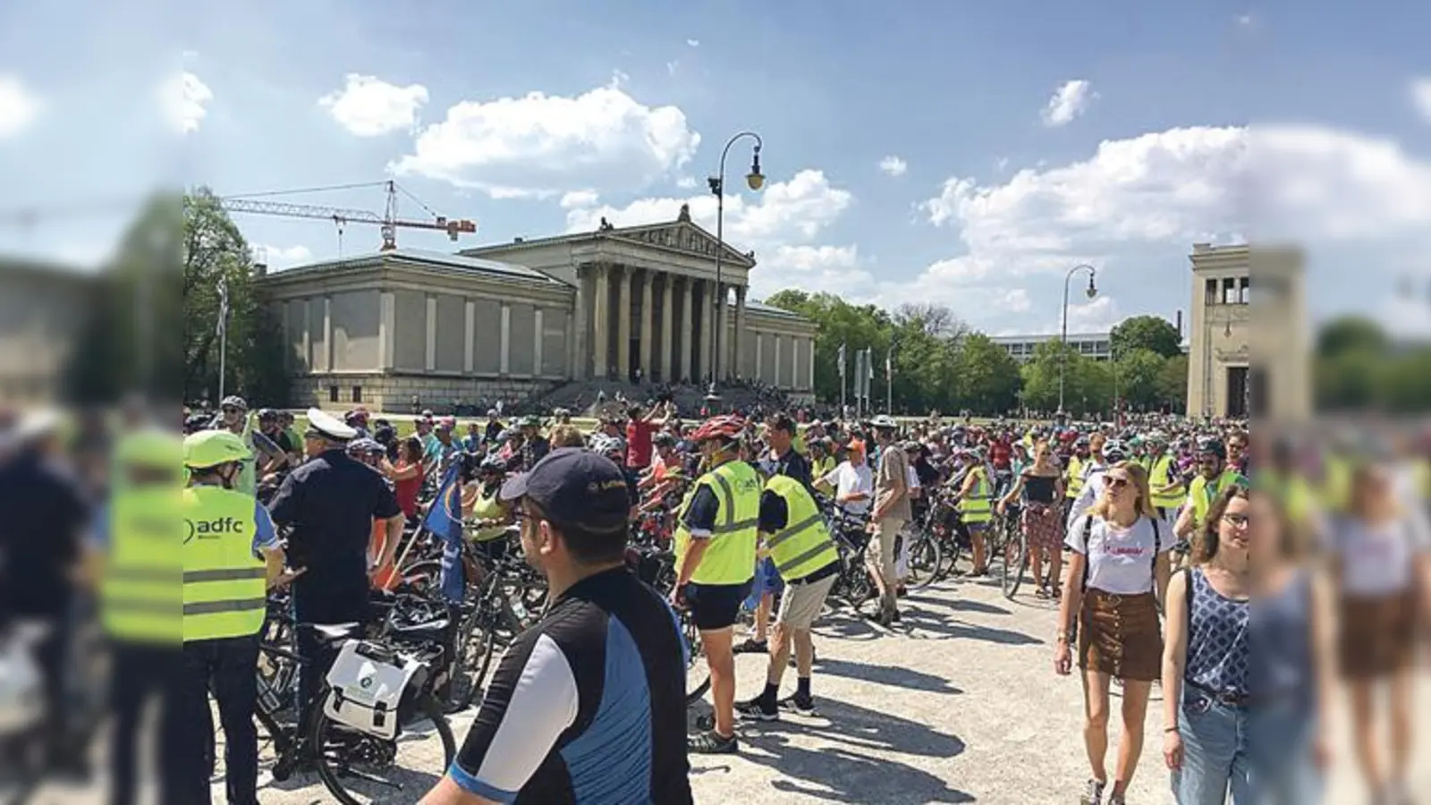 Als die Erdinger am Königsplatz ankamen, trafen sie auf Tausende Gleichgesinnte, die die  Situation für Radfahrer in Bayern verbessern wollen. 	  (Foto: ADFC Erding)