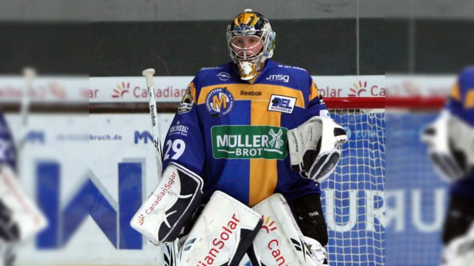 Joey Vollmer hat bei seiner Rückkehr in den Kasten des EHC einen gebrauchten Tag erwischt.	 (Foto: Rabuser)