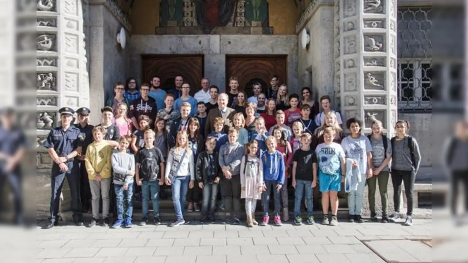Die Jugend- und Nachwuchskapelle Unterföhring besuchte das Polizeipräsidium München.  (Foto: Verein)
