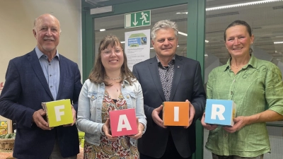 Besuch aus Gilching zum FairtradeFrühstück in der Allinger Gemeindebücherei (v.l.): Martin Fink (Gilchings 2. Bürgermeister), Christine Hammel (Energie, Umwelt und Klima Gilching), Stefan Joachimsthaler (Allings 1. Bürgermeister) und Andrea Binder (Öffentlichkeitsarbeit Alling). (Foto: Gemeinde Alling)