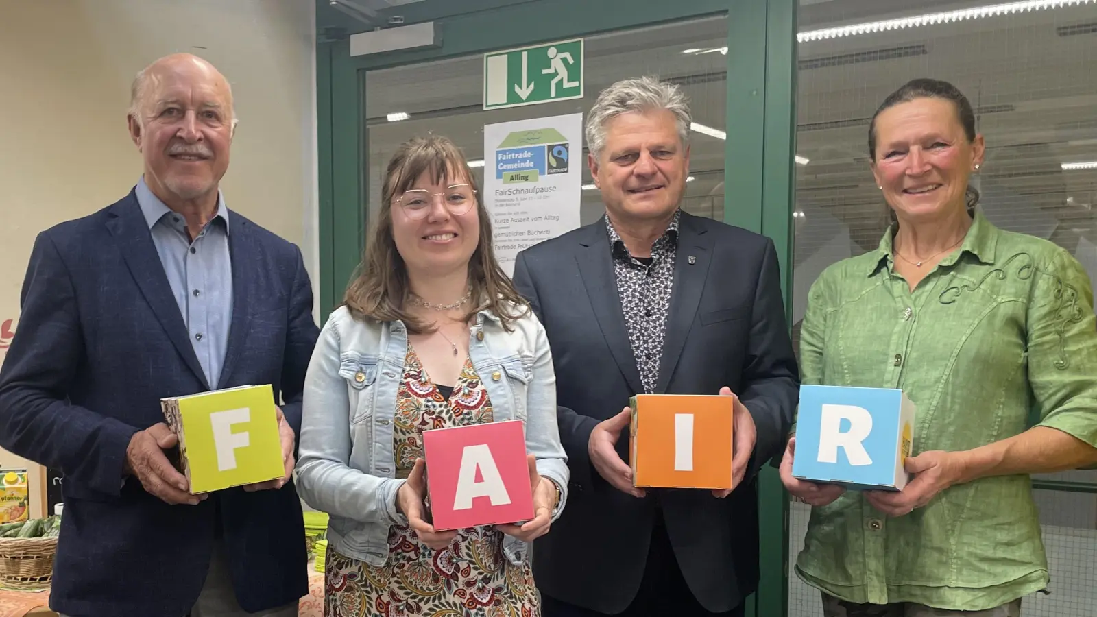 Besuch aus Gilching zum FairtradeFrühstück in der Allinger Gemeindebücherei (v.l.): Martin Fink (Gilchings 2. Bürgermeister), Christine Hammel (Energie, Umwelt und Klima Gilching), Stefan Joachimsthaler (Allings 1. Bürgermeister) und Andrea Binder (Öffentlichkeitsarbeit Alling). (Foto: Gemeinde Alling)