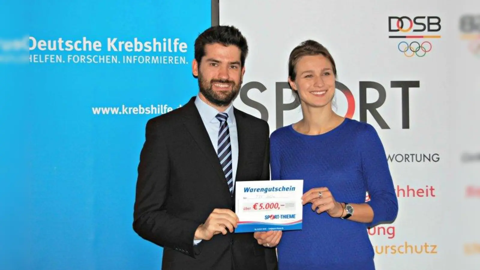 Alexander Beck vom TSV Solln nimmt den Preis aus den Händen der Botschafterin der Kampagne, Olympiasiegerin Britta Heidemann, entgegen. (Foto: DOSB)