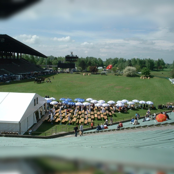 Die Olympia-Reitanlage wurde für die Spiele 1972 umfassend umgebaut und erweitert. Jetzt ist sie als Denkmalensemble geschützt. Die Haupttribüne (links) wurde allerdings 2008 abgerissen. (Archivbild: Olympia Reitanlagen GmbH)