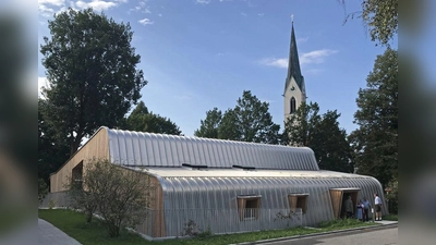 Ein Vorzeigeprojekt aus dem Landkreis Ebersberg: Das neue Pfarr­zen­trum der Pfar­rei in Hohen­lin­den ist ein futu­ris­tisch anmu­ten­der, moder­ner Holz­bau.  (Foto: Frieder Lohmann )