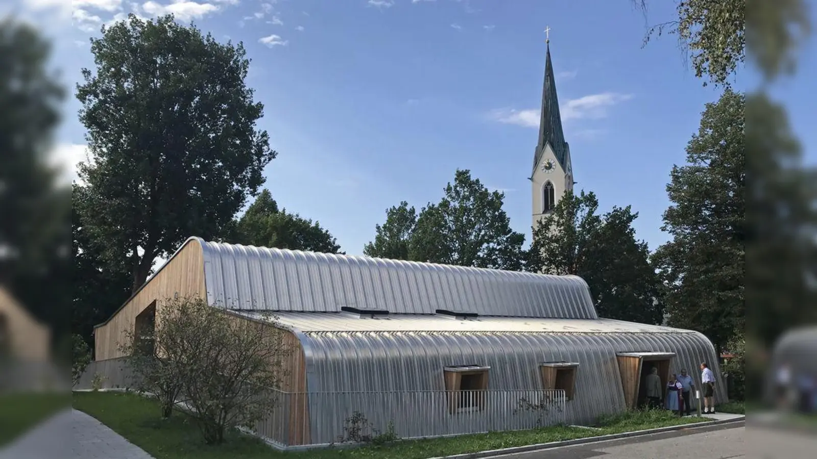 Ein Vorzeigeprojekt aus dem Landkreis Ebersberg: Das neue Pfarr­zen­trum der Pfar­rei in Hohen­lin­den ist ein futu­ris­tisch anmu­ten­der, moder­ner Holz­bau.  (Foto: Frieder Lohmann )
