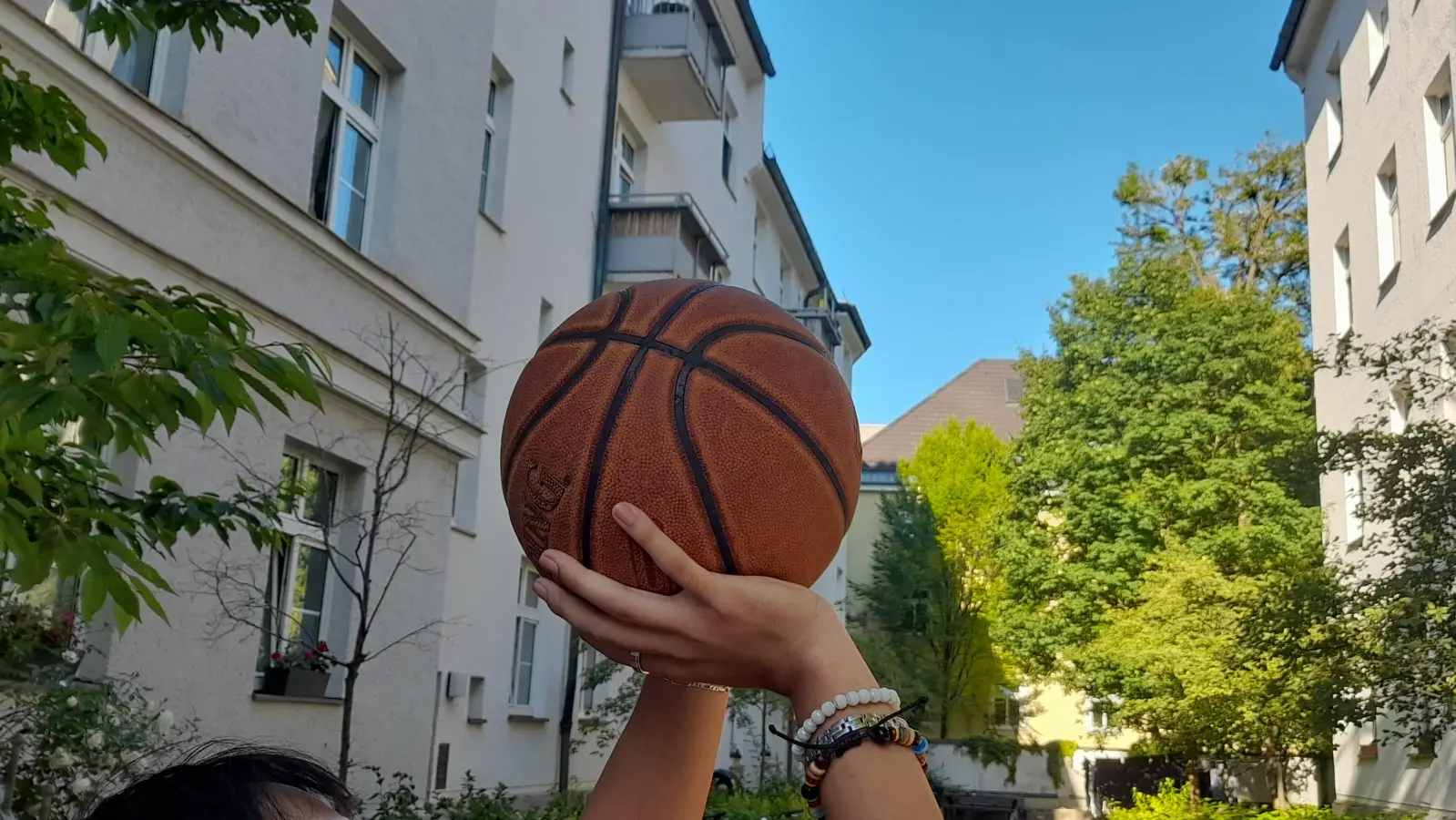 Im Stadtbezirk fehlen Anlagen, wo insbesondere Jugendliche Basketball spielen könne, so sieht es ein Laimer Bürger, der sich mehr Streetball-Anlagen im Viertel wünscht.  (Foto: kö)