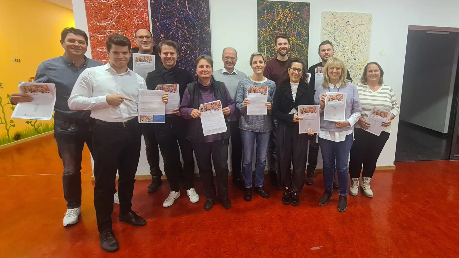 Der Germeringer Arbeitskreis Schule-Wirtschaft präsentiert die Elternempfehlung Mediennutzung im Rahmen seiner Sitzung in der Kerschensteiner Schule (von links): Matthias Rohwedder (Digitale Schule FFB), Andrija Vuksanovic (Titanom Technologies), Markus Borger (Max Born Gymnasium), Simon Riedl (FOS Germering), Manuela Großkopf (Realschule Unterpfaffenhofen), Jürgen Biffar (Vorsitzender Arbeitskreis), Susanne Giering (Eugen Papst Schule), Benedict Padberg (Interlink), Claudia Wagenführer (Kerschensteiner Schule), Johannes Kirmair (Jugendreferent Stadt Germering), Petra Tech (Wirtschaftsförderung Stadt Germering) sowie Christina Wenzel (Carl-Spitzweg-Gymnasium). (Foto: Wirtschaftsverband Germering e.V )