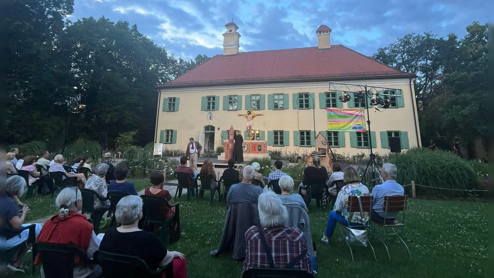 Die Wiese vor dem Pelkovenschlössl wird beim Sommertheater Bühne für eine geistreiche Komödie.  (F.: Pelkovenschlössl)