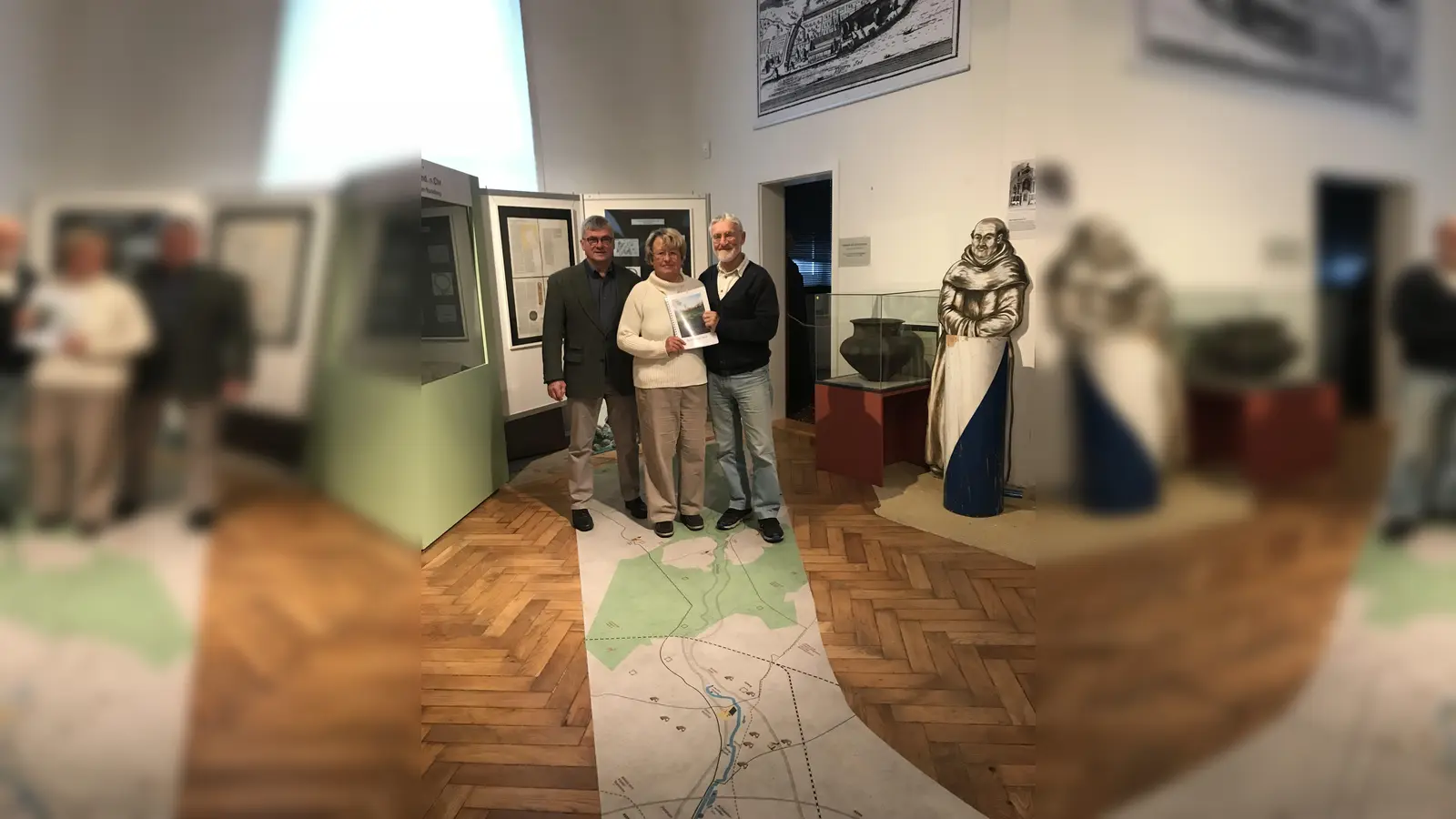 Vorsitzender des Heimatmuseums, Dr. Harald Nottmeyer mit Gertraud und Hans-Peter Schubert, die im Museum eine Bachführung vornehmen werden. (Foto: hw)