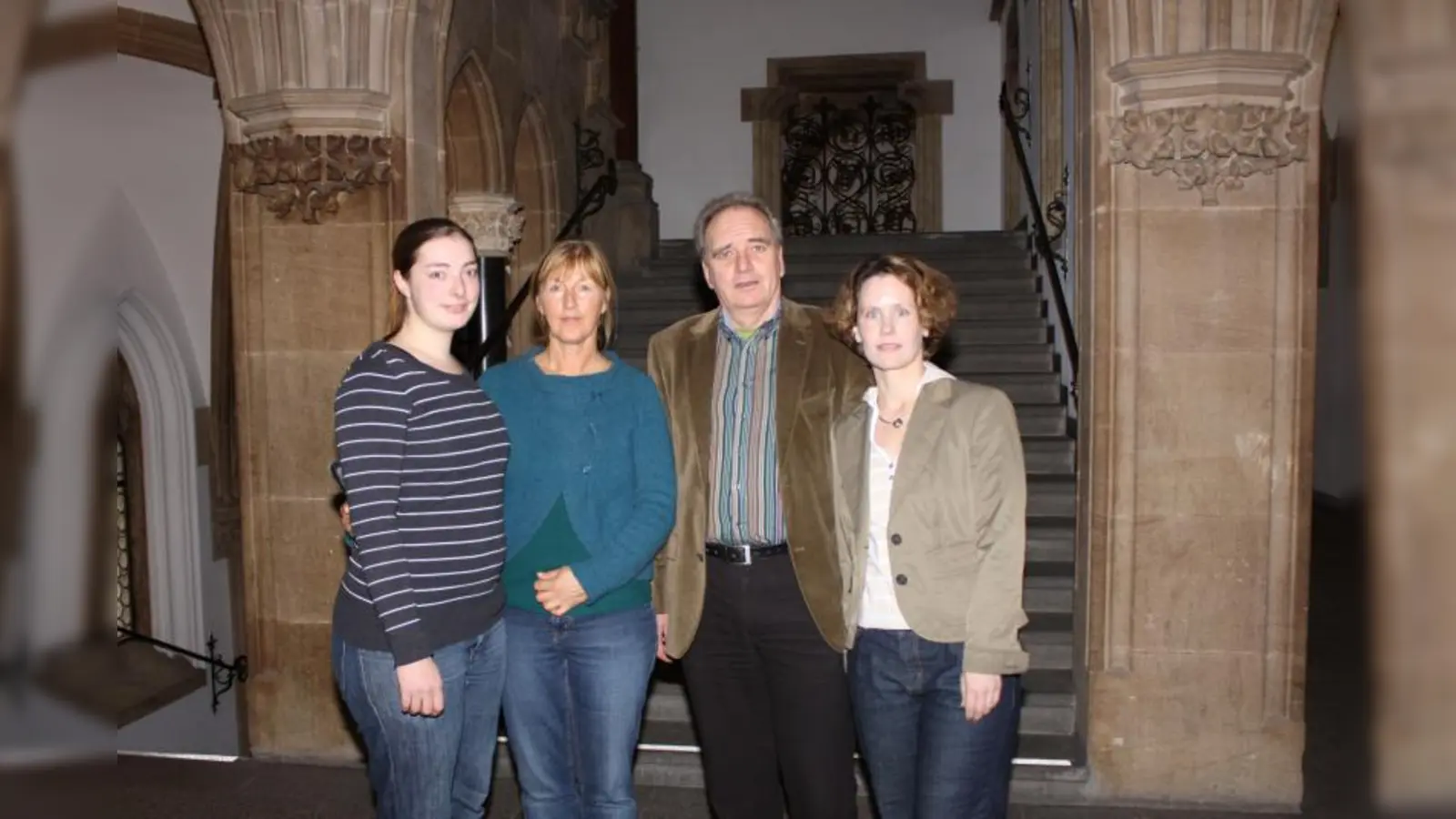 Schwester Katharina Bulla und Mutter Heike Judtka mit Joachim Lorenz, Referent für Gesundheit und Umwelt sowie Karin Ertl, einem Mitglied der Privatinitiative für Peter Bulla (v.l.n.r.) (Foto: hli)