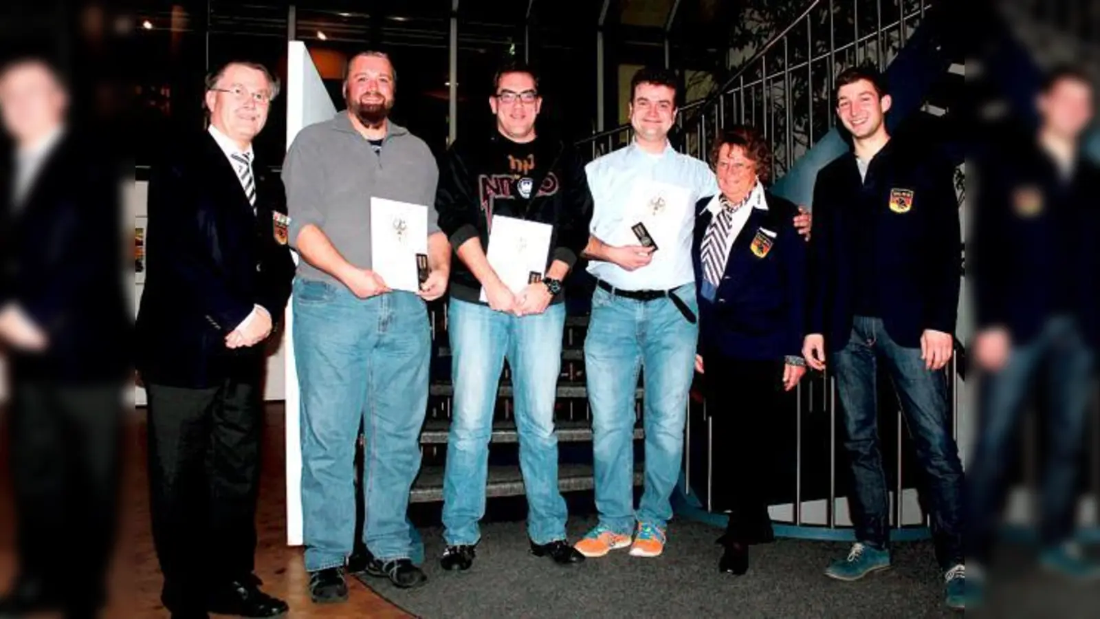 Für ihr Engagement während der Fluthilfe 2013 u.a. geehrt (v. l.): Harald Jatzke (Bezirksleiter DLRG Obb), Clemens Topp, Michael Reiner, Mike Wickfelder, Magdalena Linke (Schatzmeisterin OV Haar), Christoph Klaus (Vorstand DLRG OV OSH).  (F: VA)