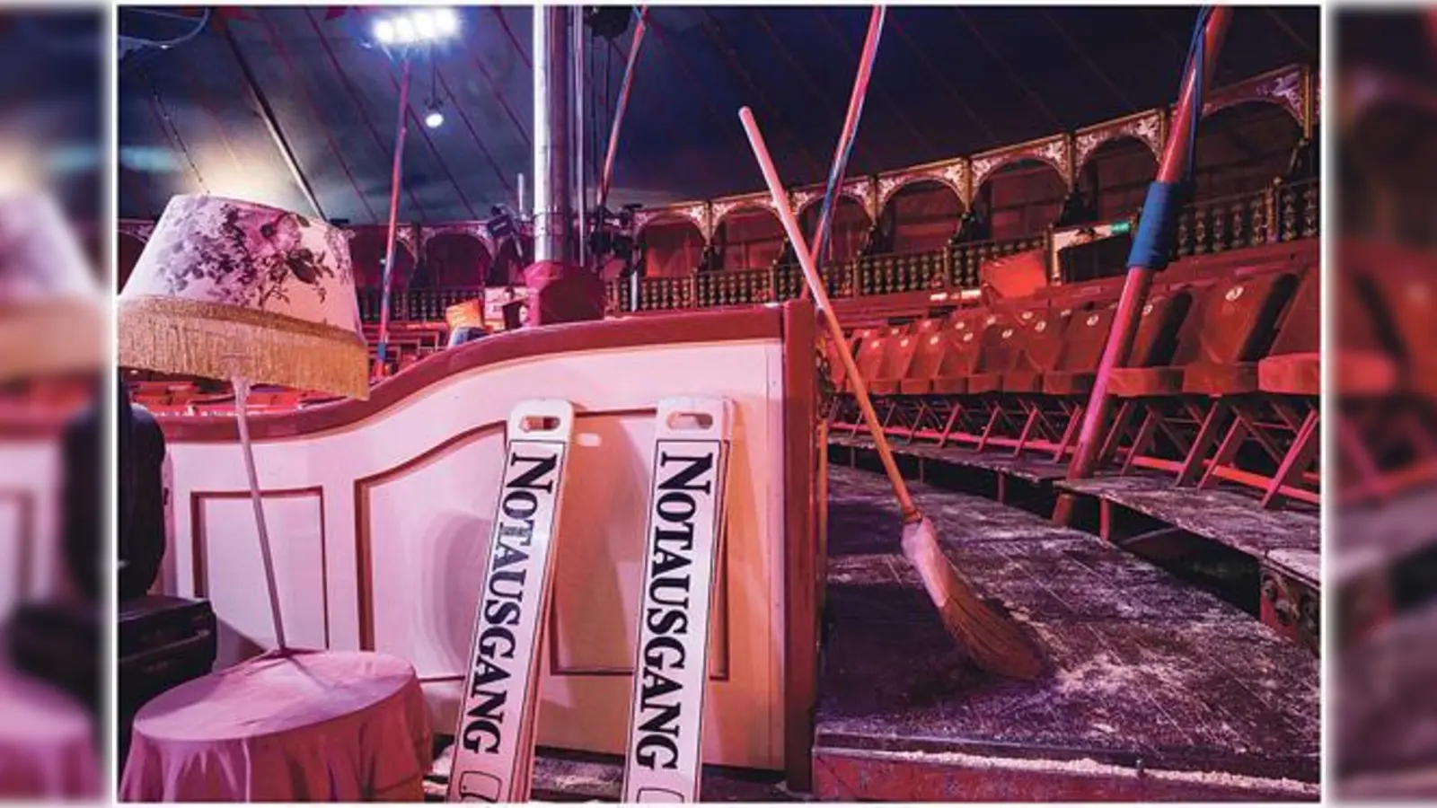 Stück für Stück entsteht mit dem Circuszelt eine phantastische Traumwelt.	 (Foto: © Circus Roncalli, Christina Czybik)