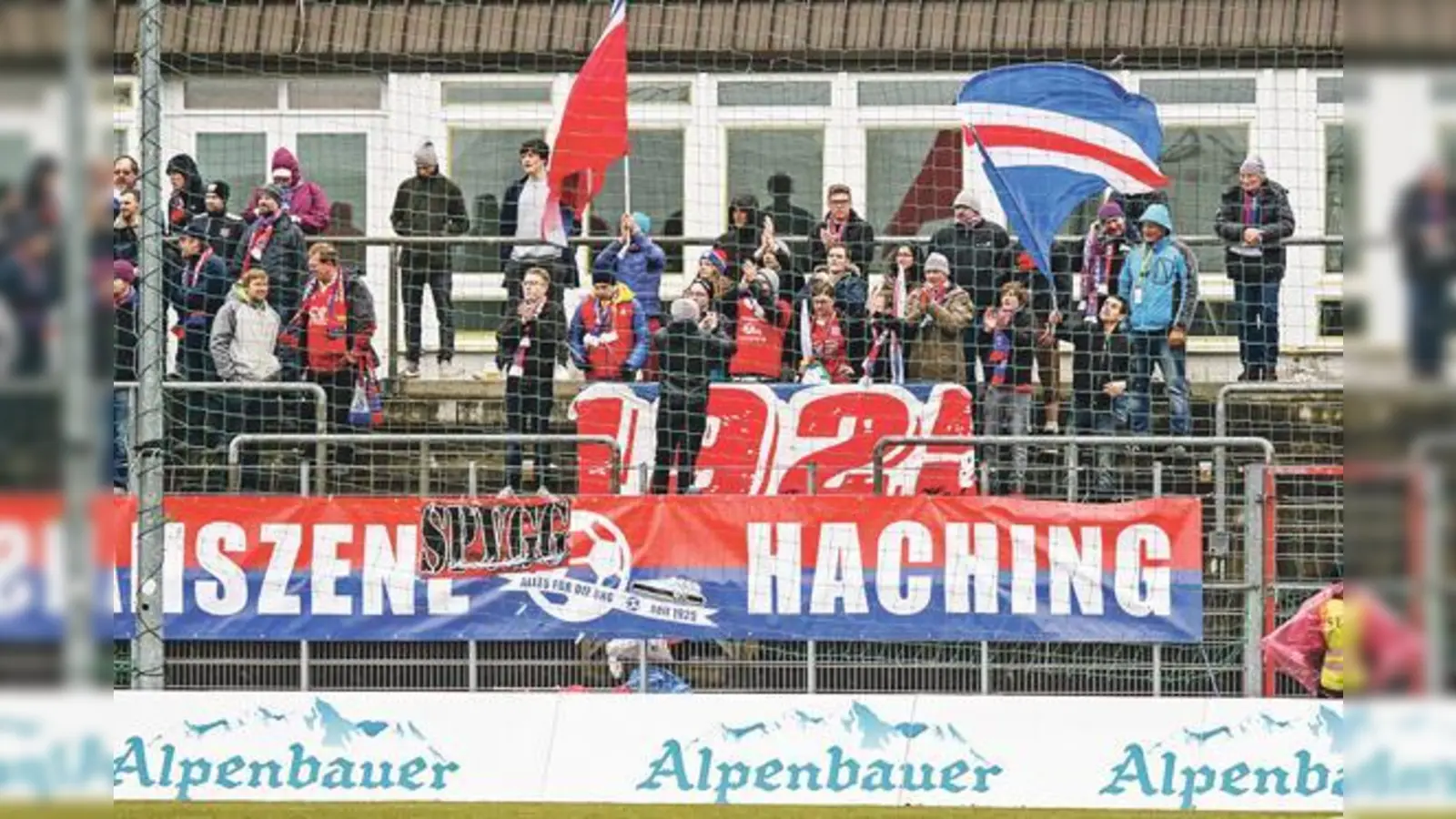 Die treuen Hachinger Fans werden derzeit nicht gerade verwöhnt: Zum dritten Mal in Folge gab es im Sportpark ein Unentschieden zu sehen.	 (Foto: Christian Riedel)