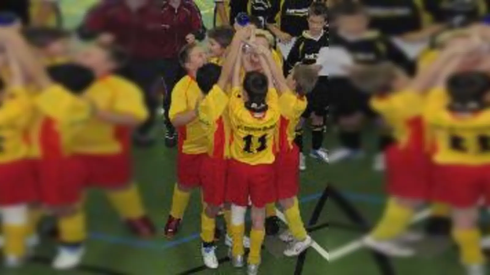 Grenzenloser Jubel: Die Moosacher Jungs feiern ihren Triumph von Hochbrück.	  (Foto: Privat)