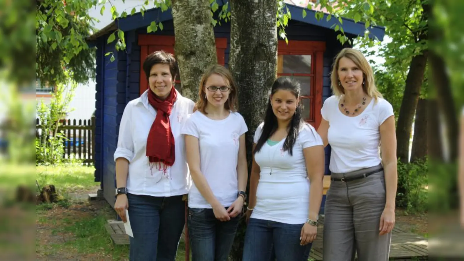 Die Leiterin des Integrationskindergartens Stefanie Denk (li.) zusammen mit ihren Mitarbeiterinnen Carina Saalfrank (2.v.l.), Marina Bauderer (2.v.r.) und Susanne Mayer (re.), der stellvertretenden Leiterin. Es fehlt Theresa Schöngruber. (Foto: sb)