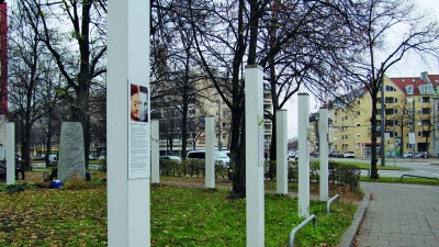 Zwölf Stelen auf dem Platz der Freiheit erinnern seit 2016 an Menschen des Widerstandes gegen den Nationalsozialismus. (Archivbild: sb)